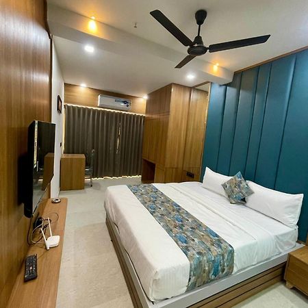 Hotel Royal Elite Rajkot Esterno foto