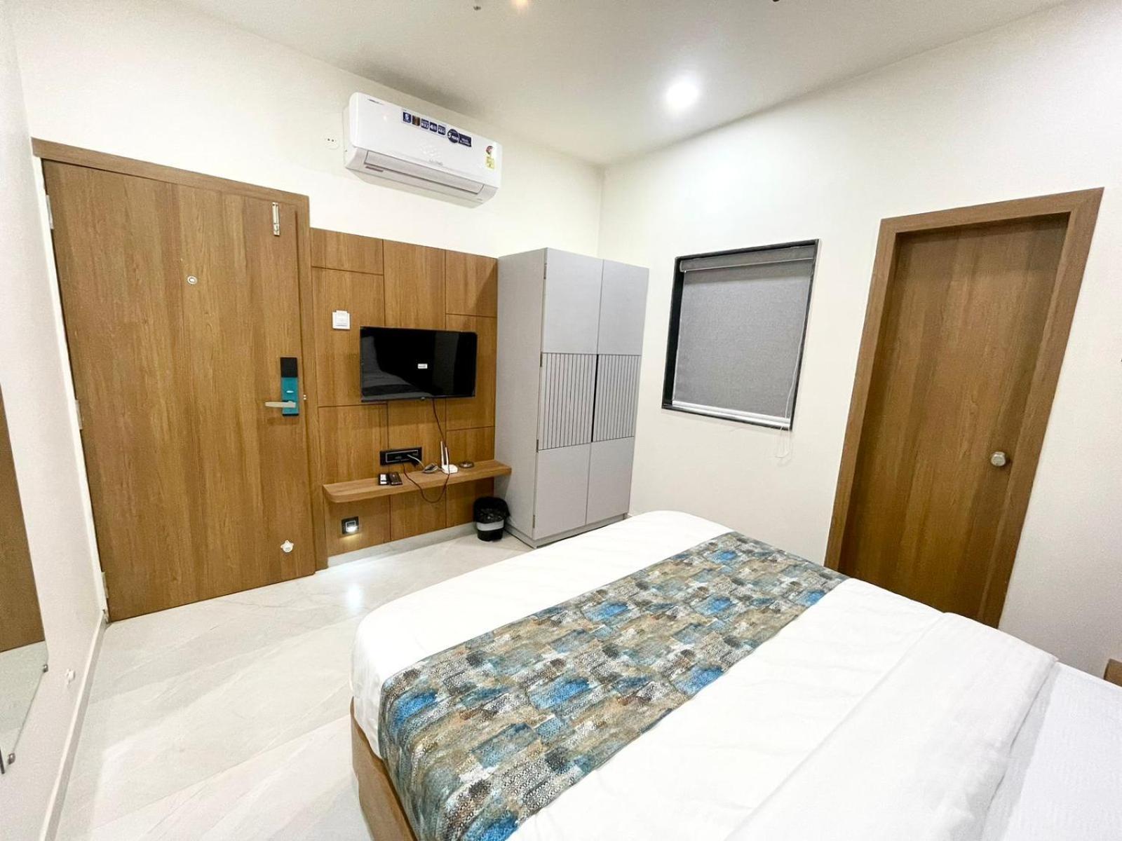Hotel Royal Elite Rajkot Esterno foto