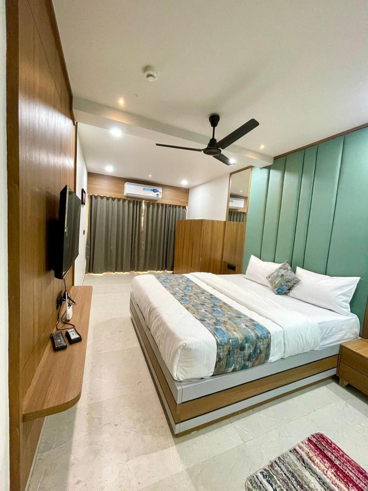 Hotel Royal Elite Rajkot Esterno foto