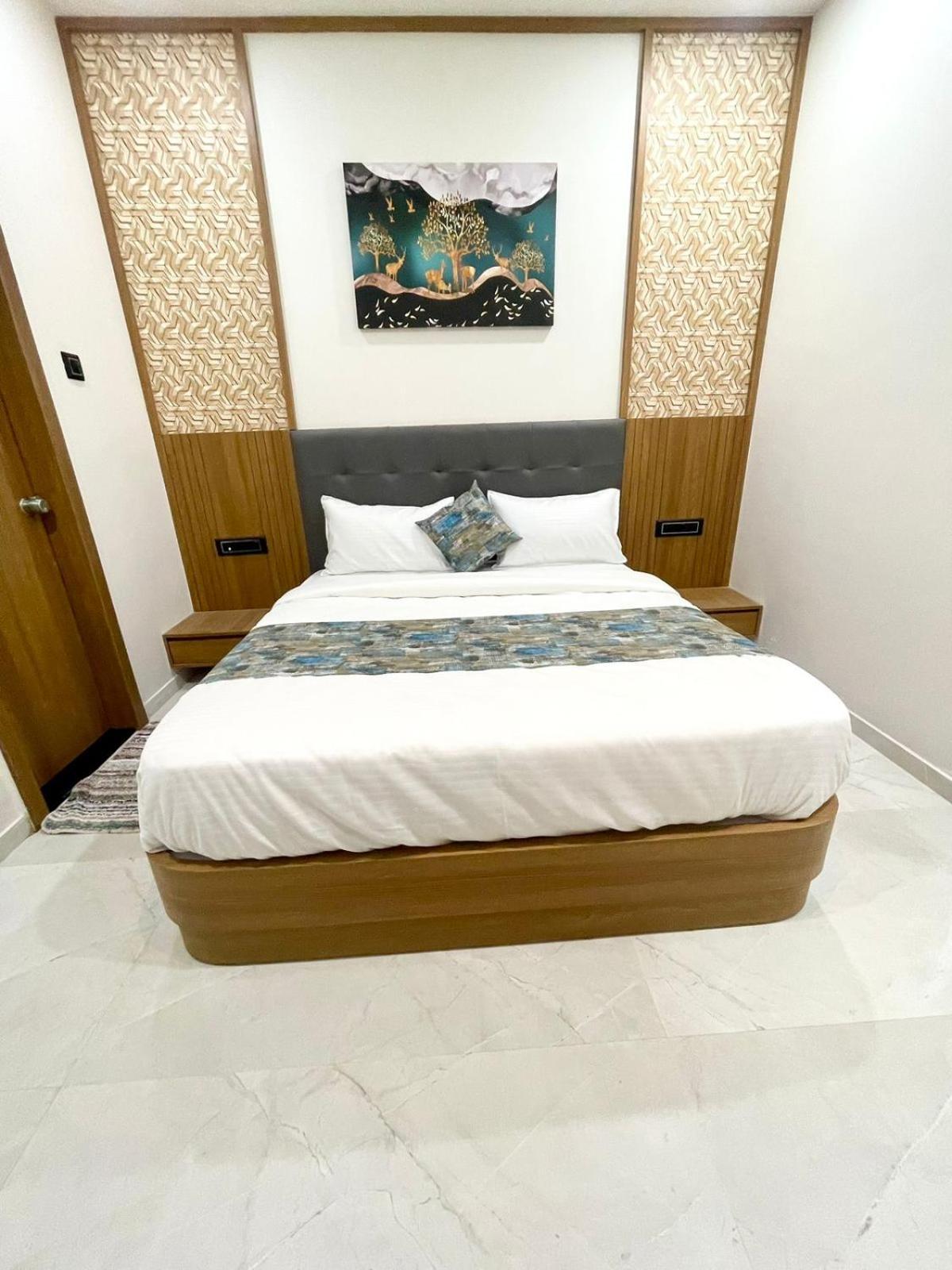 Hotel Royal Elite Rajkot Esterno foto