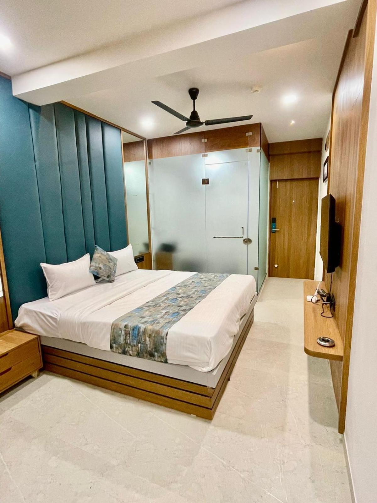 Hotel Royal Elite Rajkot Esterno foto
