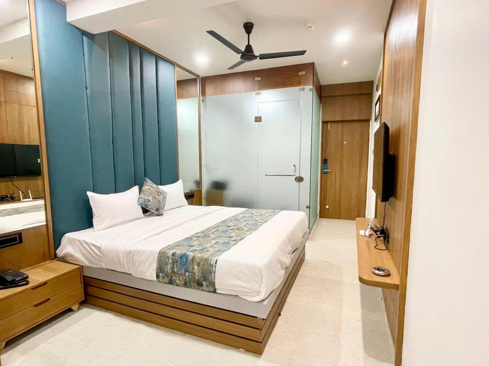 Hotel Royal Elite Rajkot Esterno foto