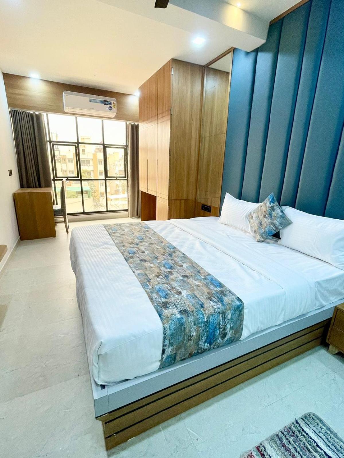 Hotel Royal Elite Rajkot Esterno foto