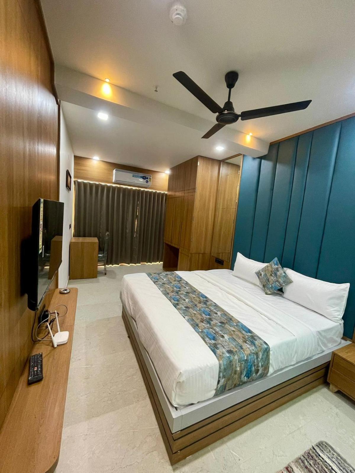 Hotel Royal Elite Rajkot Esterno foto