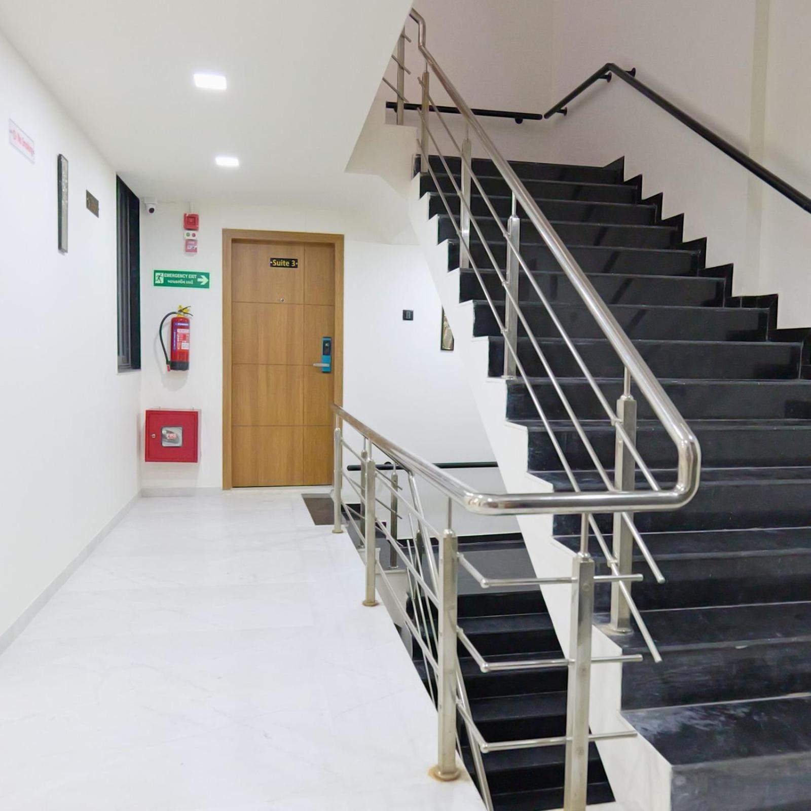 Hotel Royal Elite Rajkot Esterno foto
